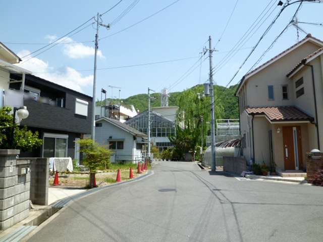 町の北部を西方向から見た景色。入り組んだ街路沿いに一戸建てが並んでいます。