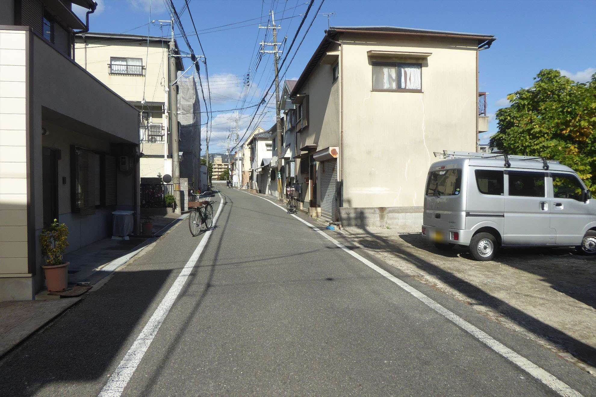 駅からの道のりは平坦。