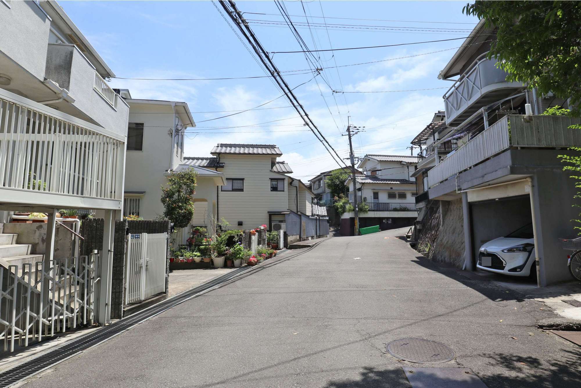 丘陵地にあるため、坂道が多くあります。