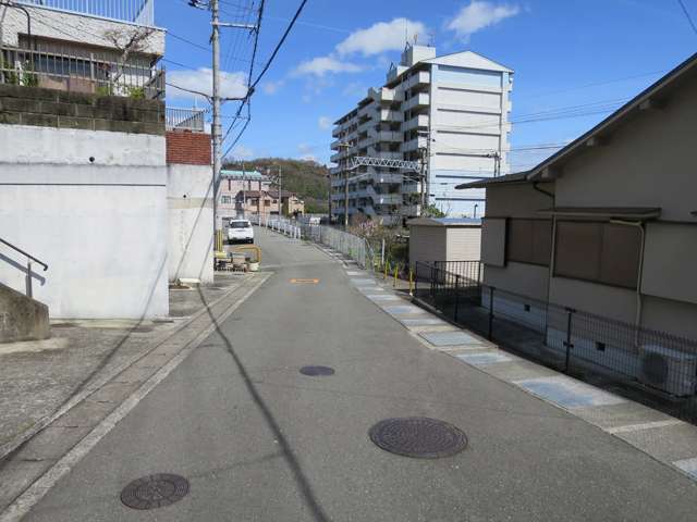 町の北部を南西方向から見た景色。町の東部を能勢電鉄妙見線が通り、中心部には滝山駅もあります。