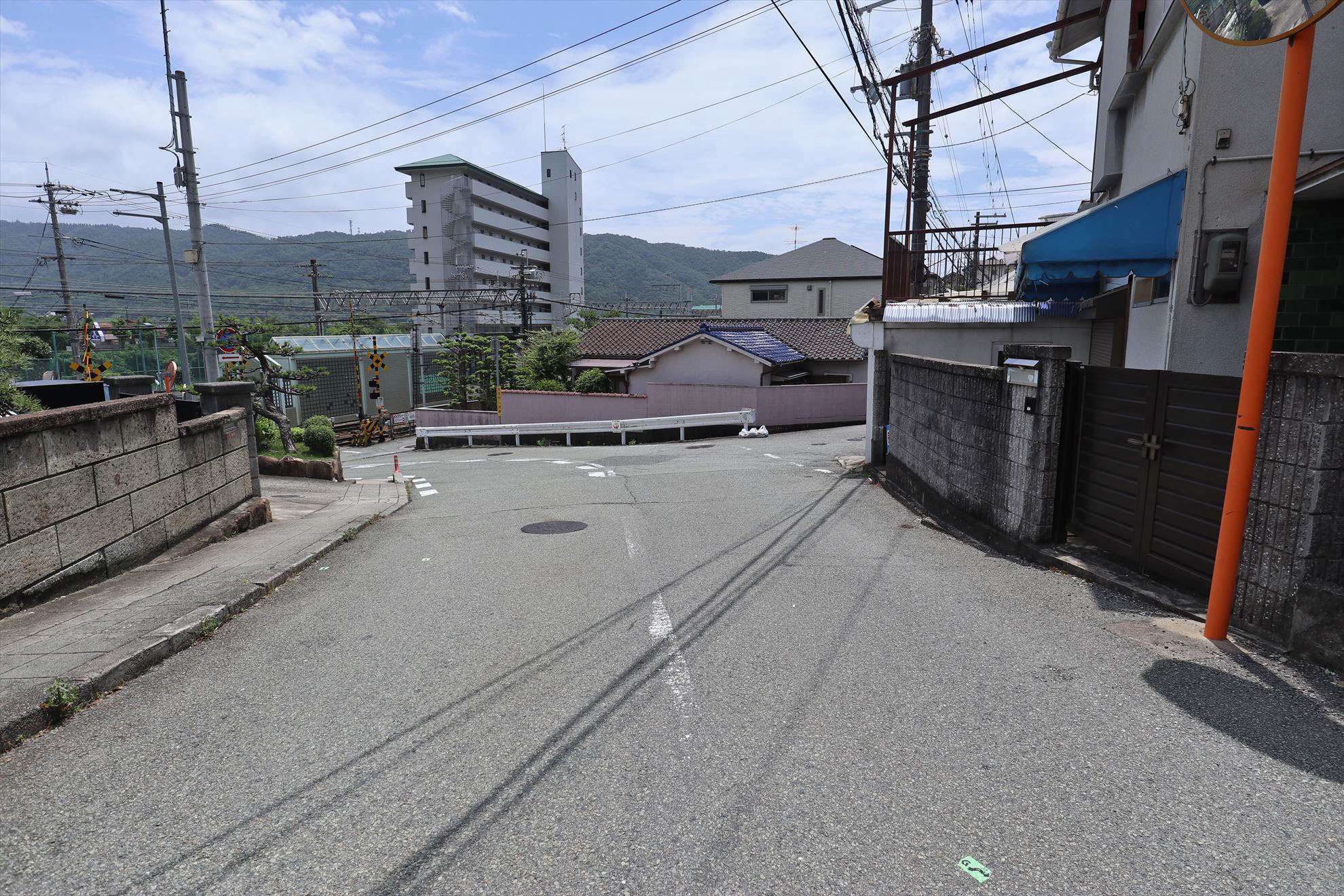 能勢電鉄妙見線「鶯の森」駅からは坂道になっています。