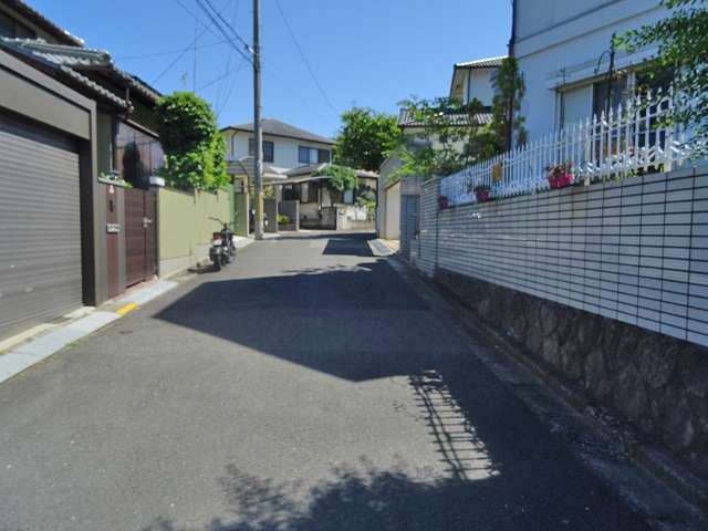町の北西部を北方向から見た景色。西部の住宅地は高台にあり、区画の整った街路が多いです。
