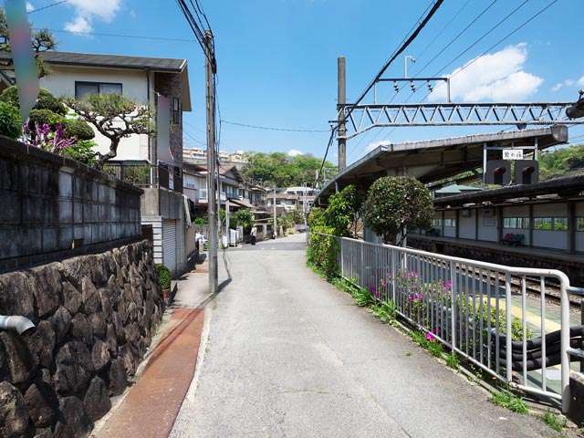 町の北東部を南方向から見た景色。能勢電鉄妙見線「鶯の森」駅があります。
