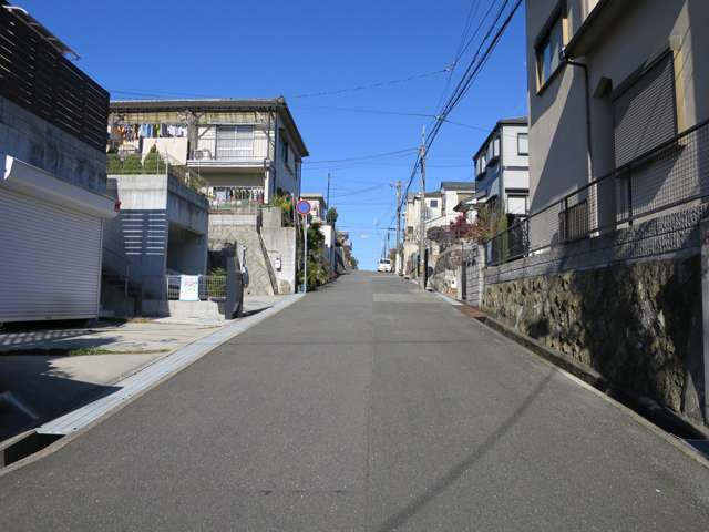 町の中央部を南東方向から見た景色。勾配が急な坂道が多いです。