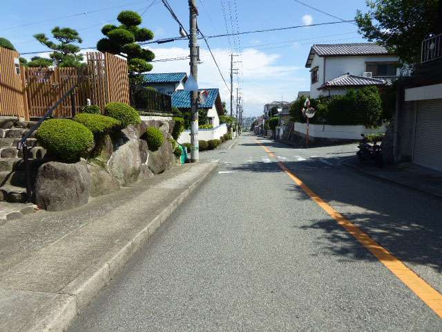 町の中央部を北東方向から見た景色。一戸建てが多く並んでいます。