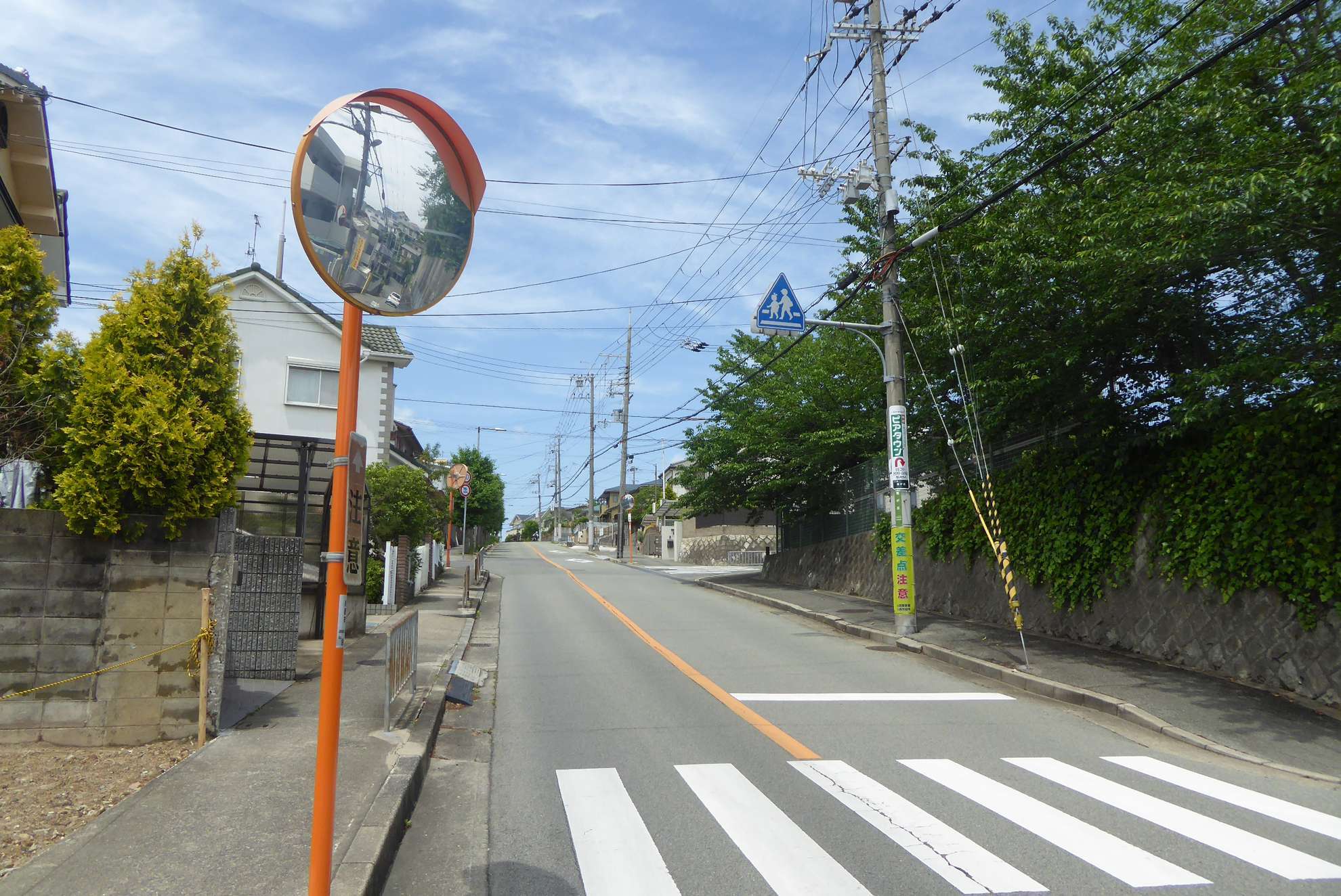 緩やかな坂道が続いています。