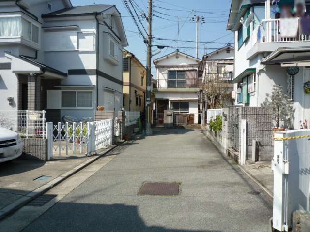 町の西部を東方向から見た景色。袋小路に一戸建てが並んでいます。