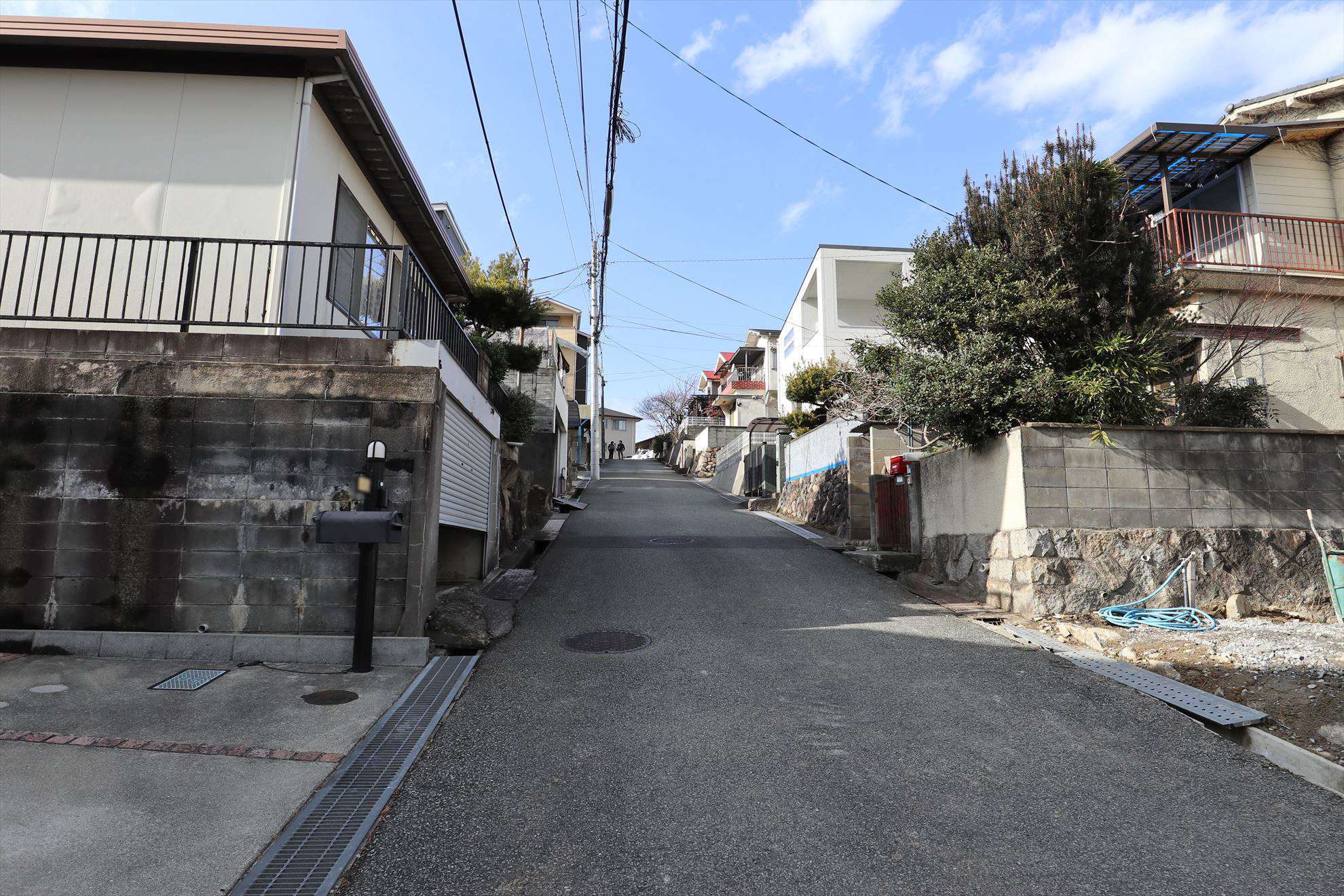 駅との高低差は約40mあり、勾配の急な坂道が多いです。