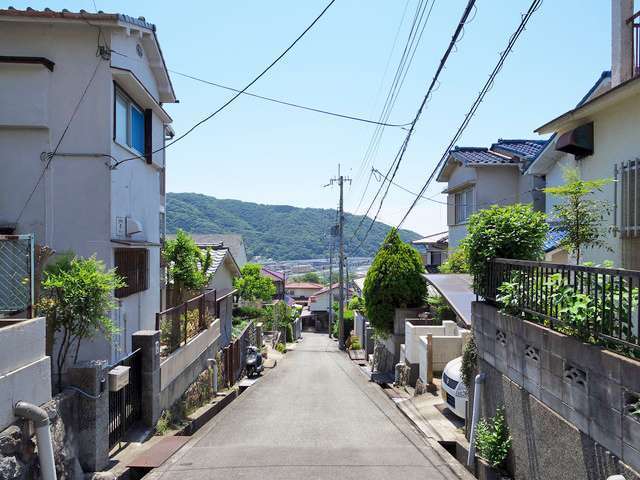 町の中央部を西方向から見た景色。斜面地に一戸建てが並んでいます。