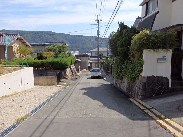 山林に囲まれ、生垣のある家が多く、緑豊かな住環境が魅力です。