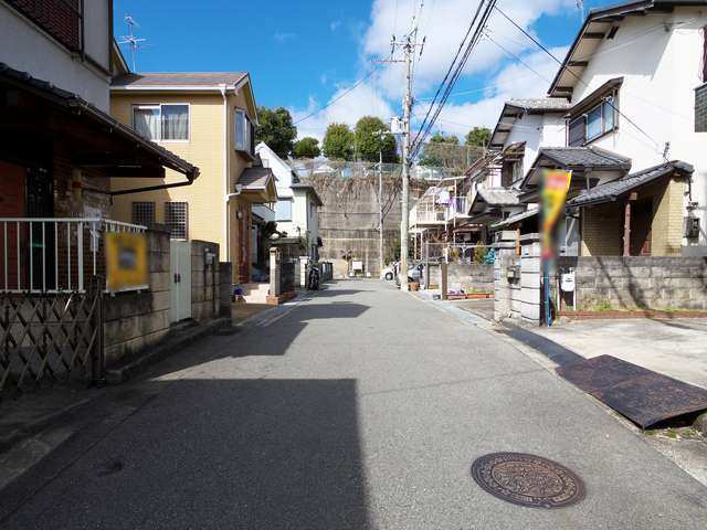 町の北西部を南東方向から見た景色。道幅が狭い街路が多いですが、区画は整っています。