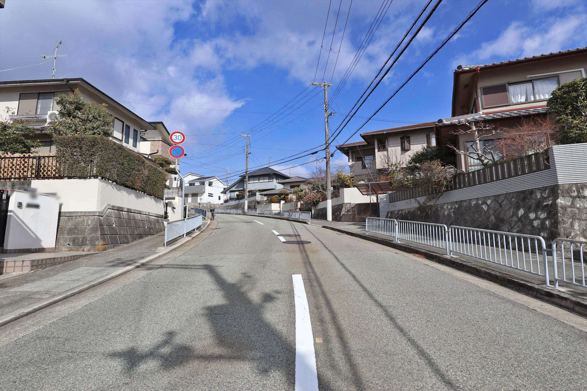 一戸建てが並んでいて、道幅は広いです。