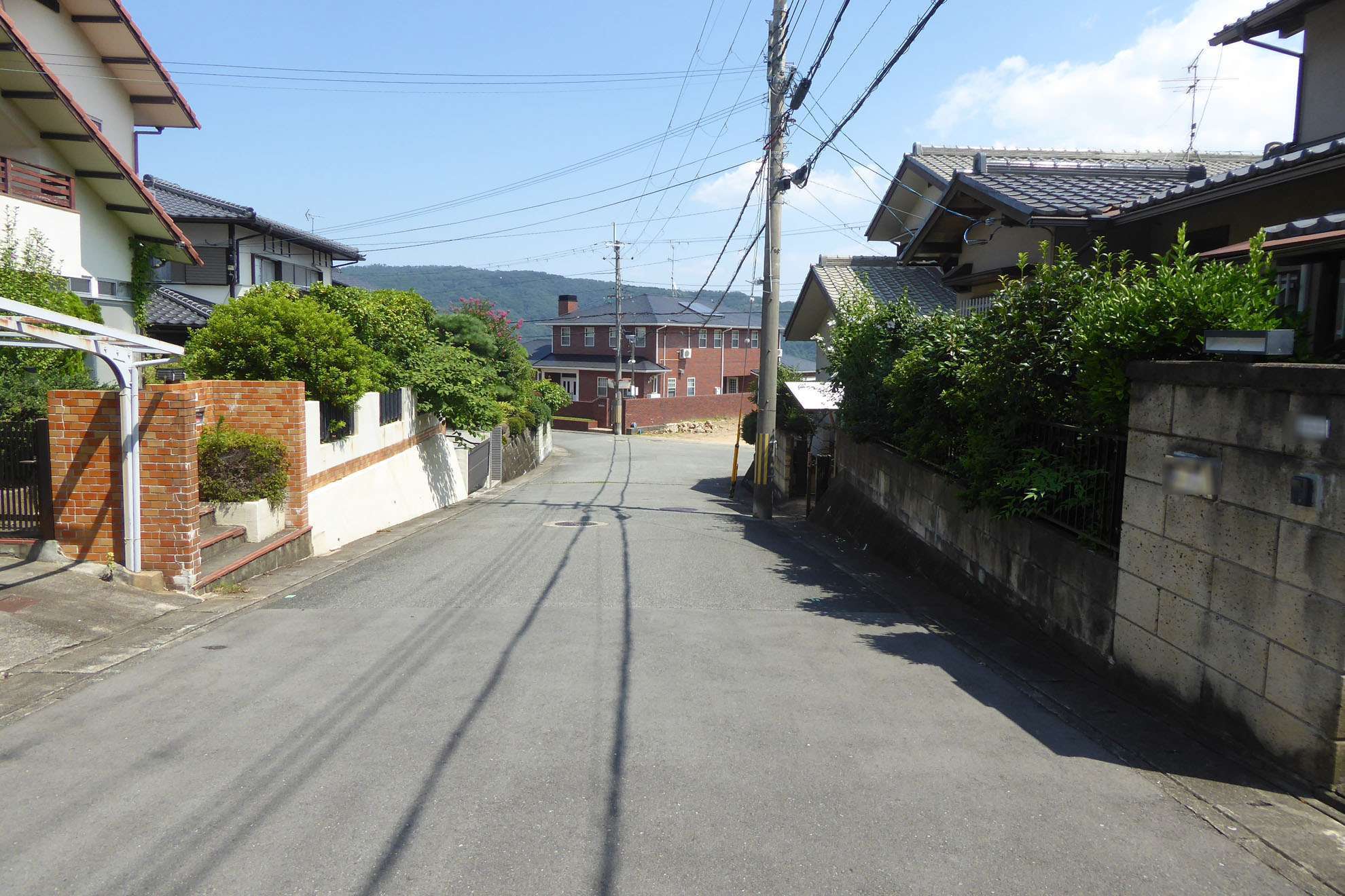 勾配の急な坂道が多いため、自家用車が必須です。