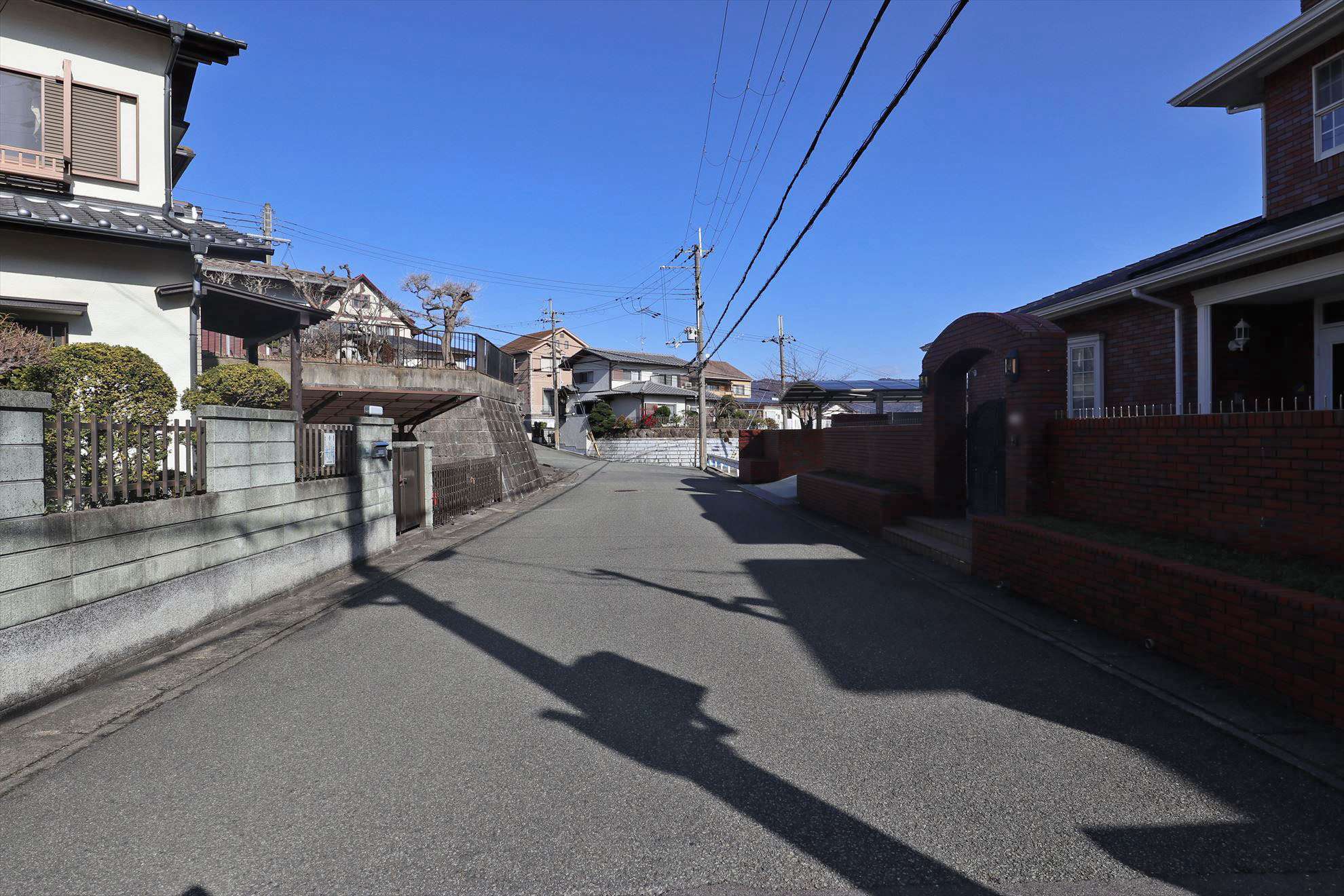 道幅は広く、区画の整った街並みです。