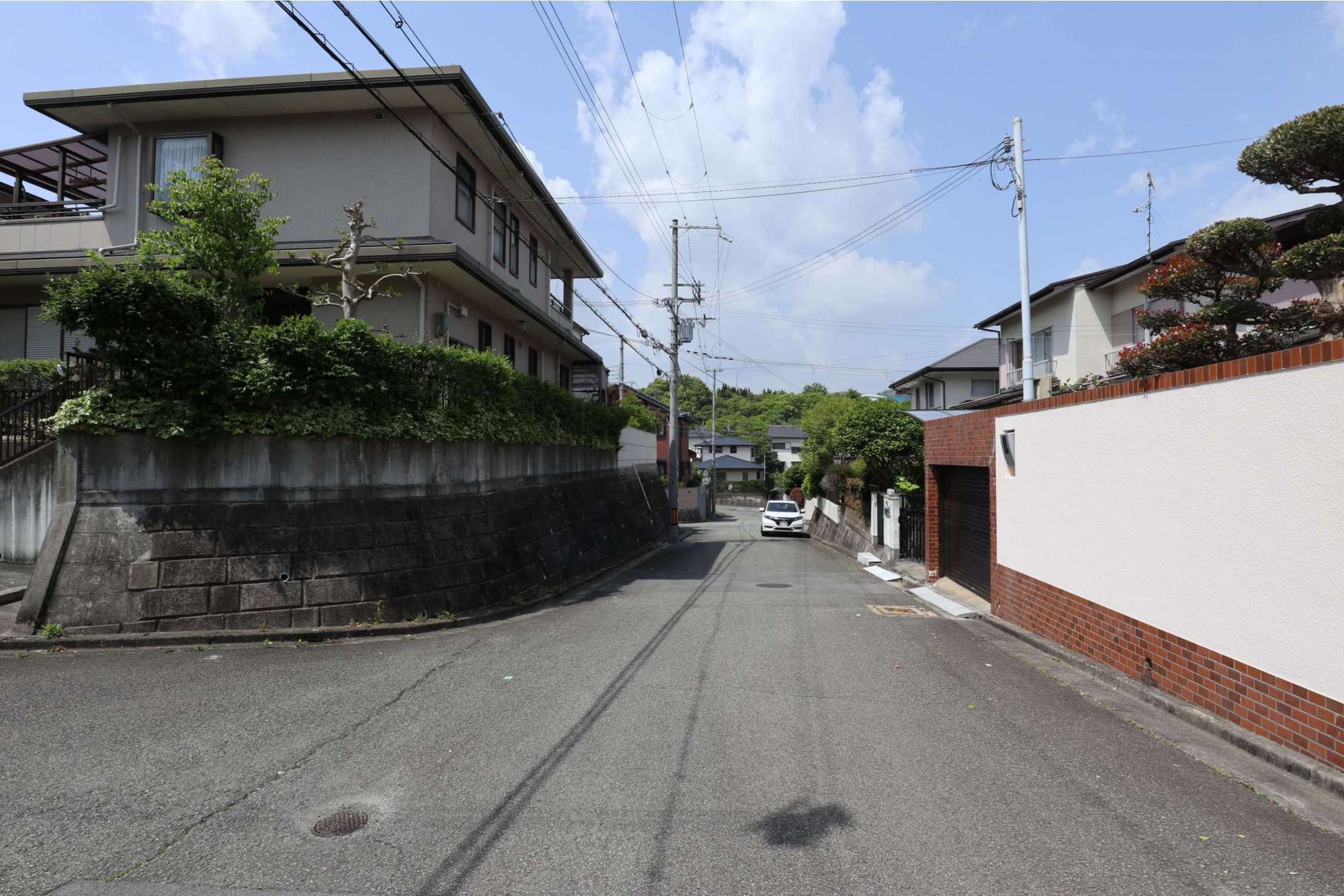 区画の整った街路に、敷地の広い一戸建てが並んでいます。