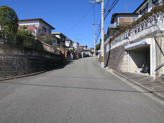 町の南東部を南東方向から見た景色。緩やかな上り坂が続いています。