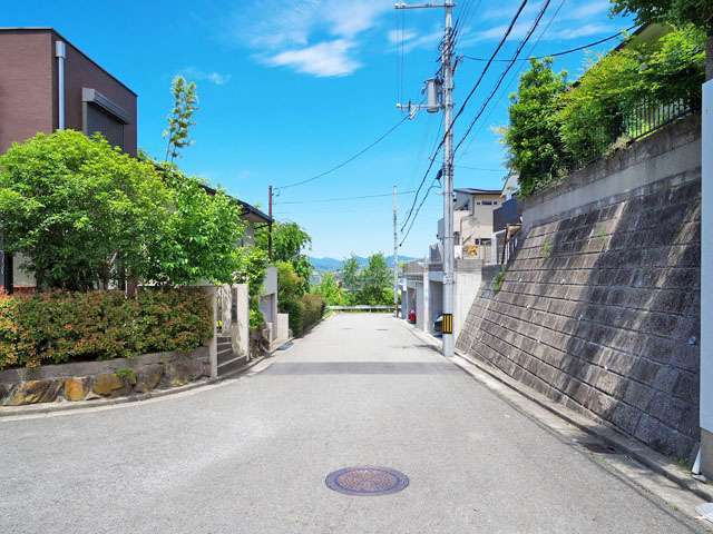 町の北部を南方向から見た景色。生垣や植栽のある家が多く、緑豊かです。