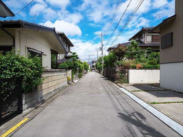町の北西部を南方向から見た景色。直線的な道路が多く、遠くの山林がよく見えます。