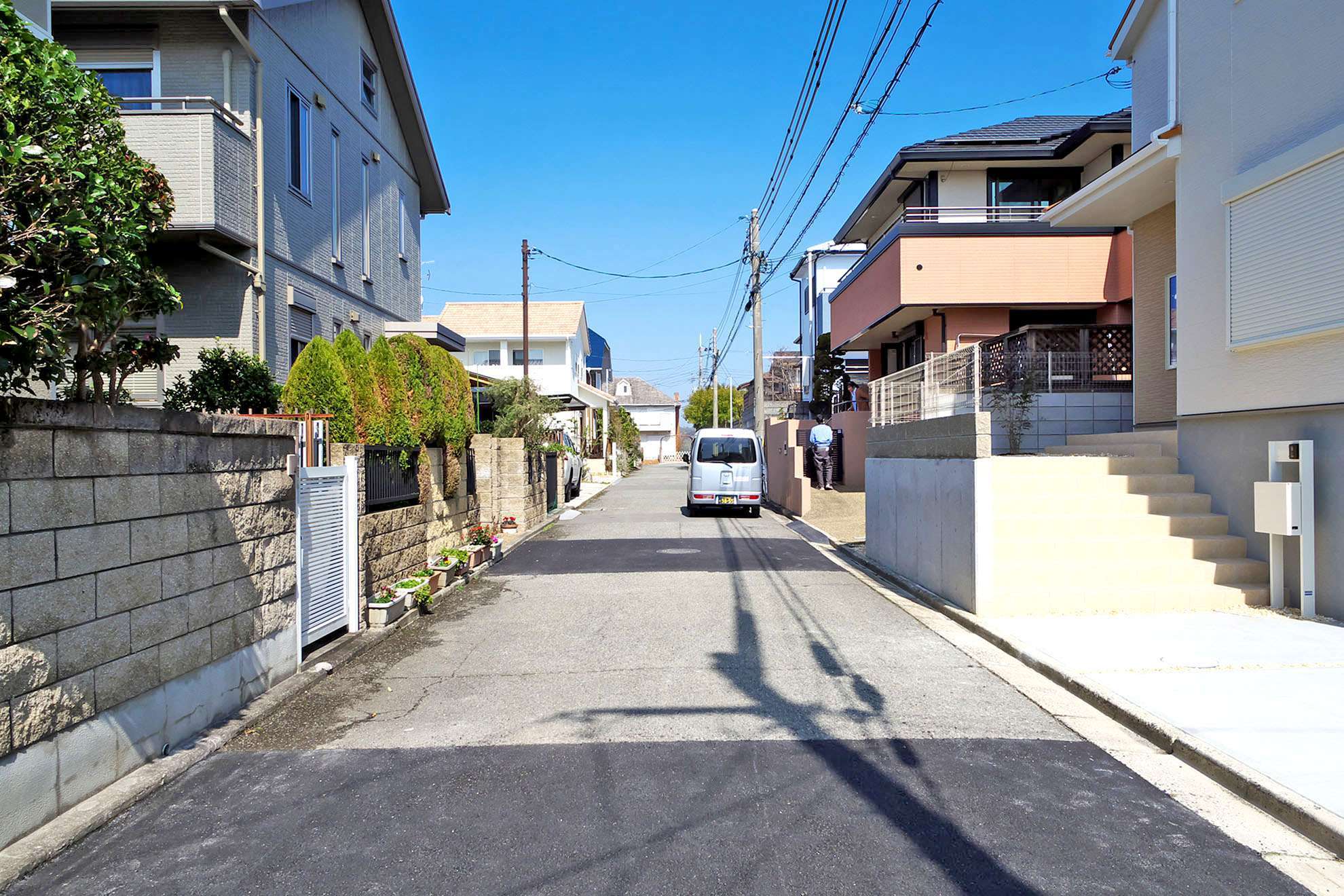 町の北部を南方向から見た景色。第1種低層住居専用地域に指定されており、一戸建てが中心に並んでいます。