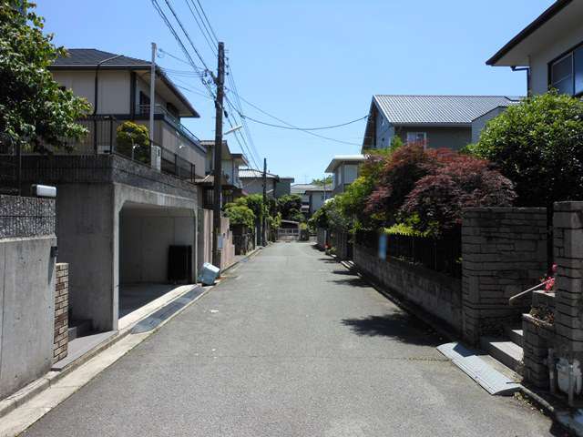 町の北西部を北方向から見た景色。生垣や植栽のある家が多いです。