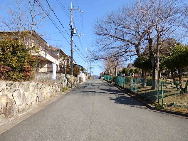 町の北西部を西方向から見た景色。坂道が多く見られます。