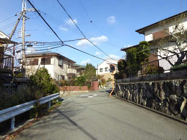 町の北東部を南西方向から見た景色。道路よりも高い位置に一戸建てが建っています。