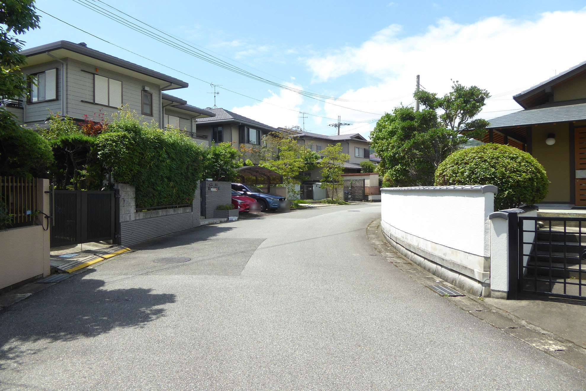 広い道路沿いに、敷地の広い一戸建てが立ち並びます。