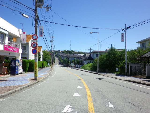 町の北端を東西に走る主要道路。アップダウンが激しいです。