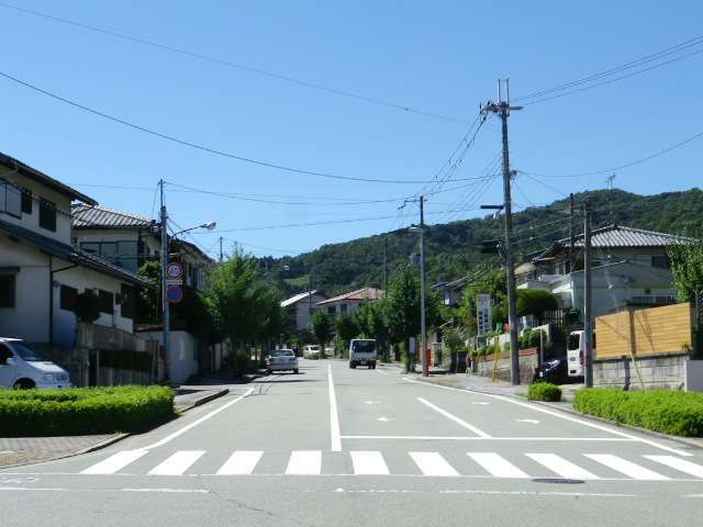 町の北東部を東方向から見た景色。奥には山々が見えます。