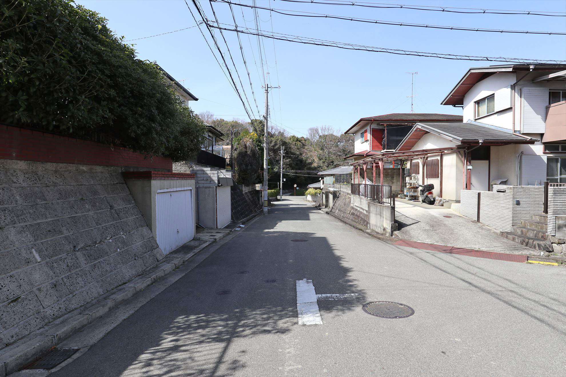 住宅地のすぐ近くまで山林が迫る自然豊かな住環境です。