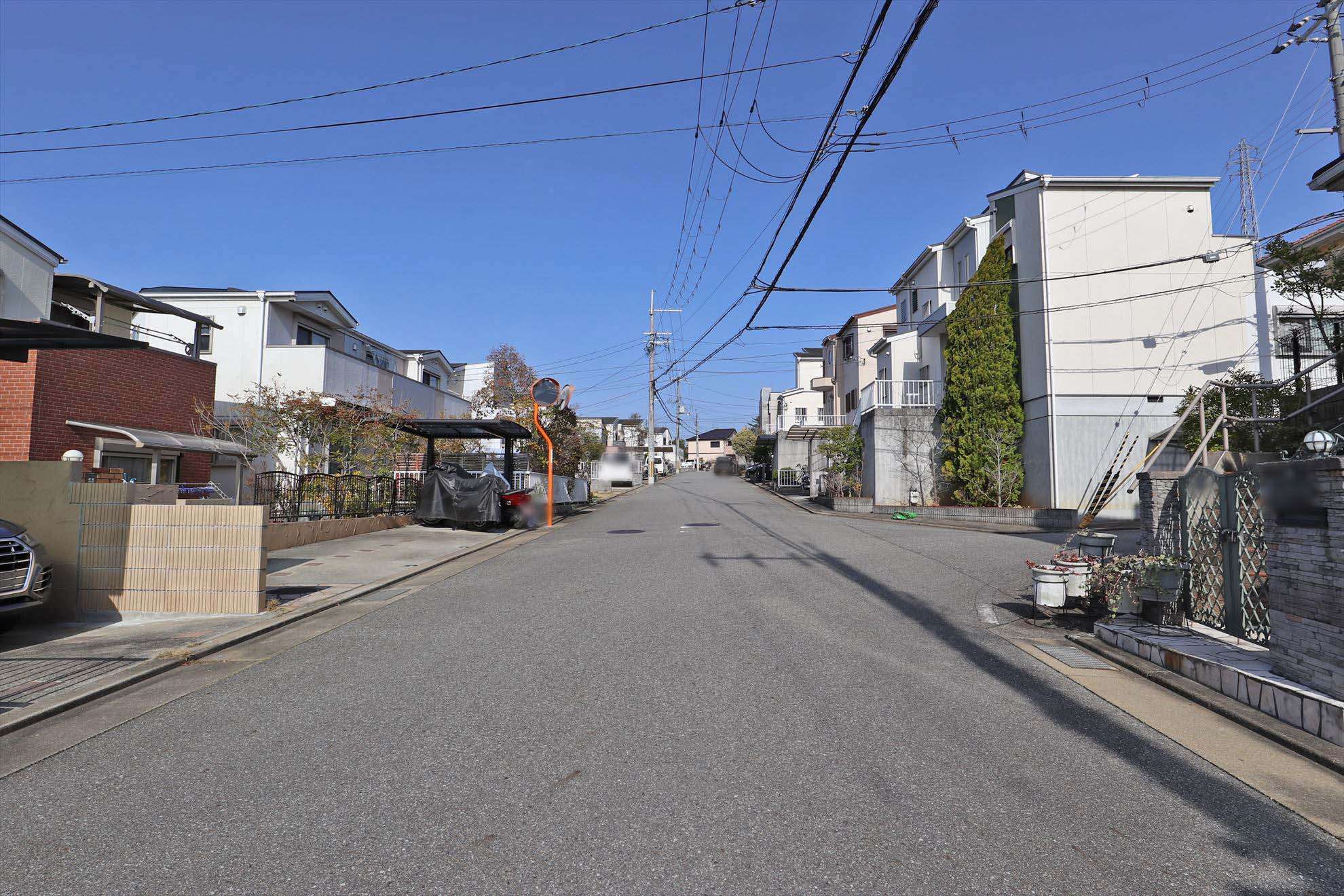 区画の整った街路沿いに一戸建てが整然と並んでいます。