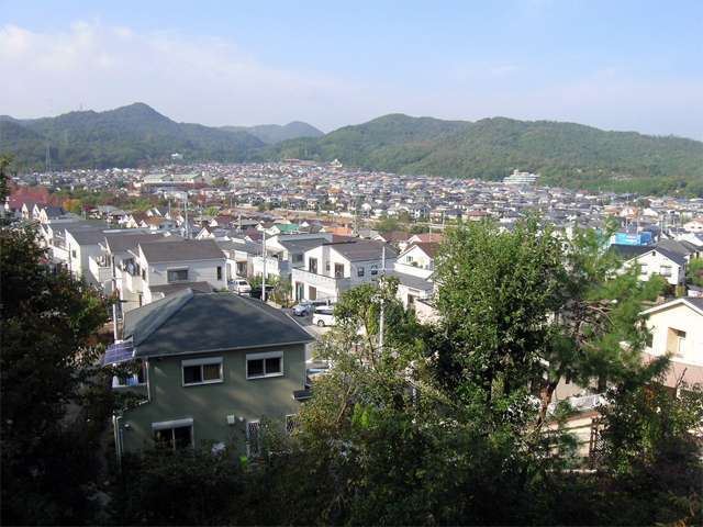 手前が『南野坂』、奥に広がる住宅地が『湯山台』。山に囲まれた自然豊かな住環境。