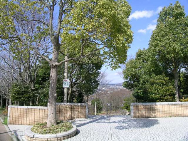 『北ひばりがおか公園』は、『湯山台』と『南野坂』の間、やや谷間になった場所にある公園です。