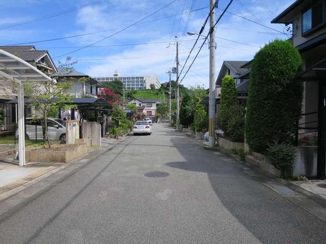 町の南西部を北西方向から見た景色。町内の住宅地は坂道が平坦なところが多いです。