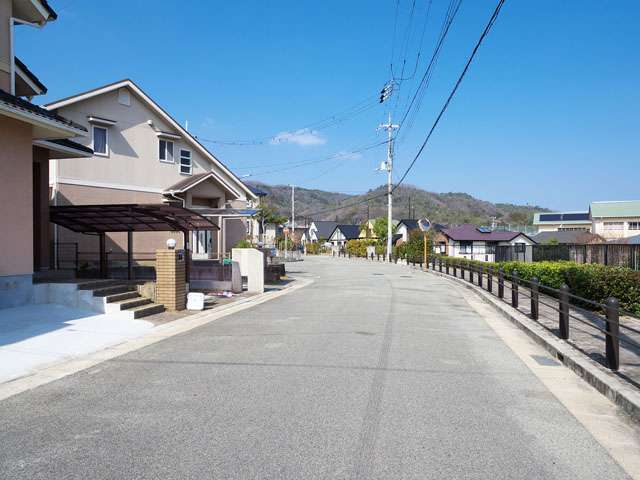 町の西部を南東方向から見た景色。住宅地の周囲には山林が広がっています。