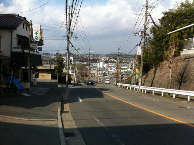 高台のため坂道が多く、買物施設まで距離があるため、車が必需品です。