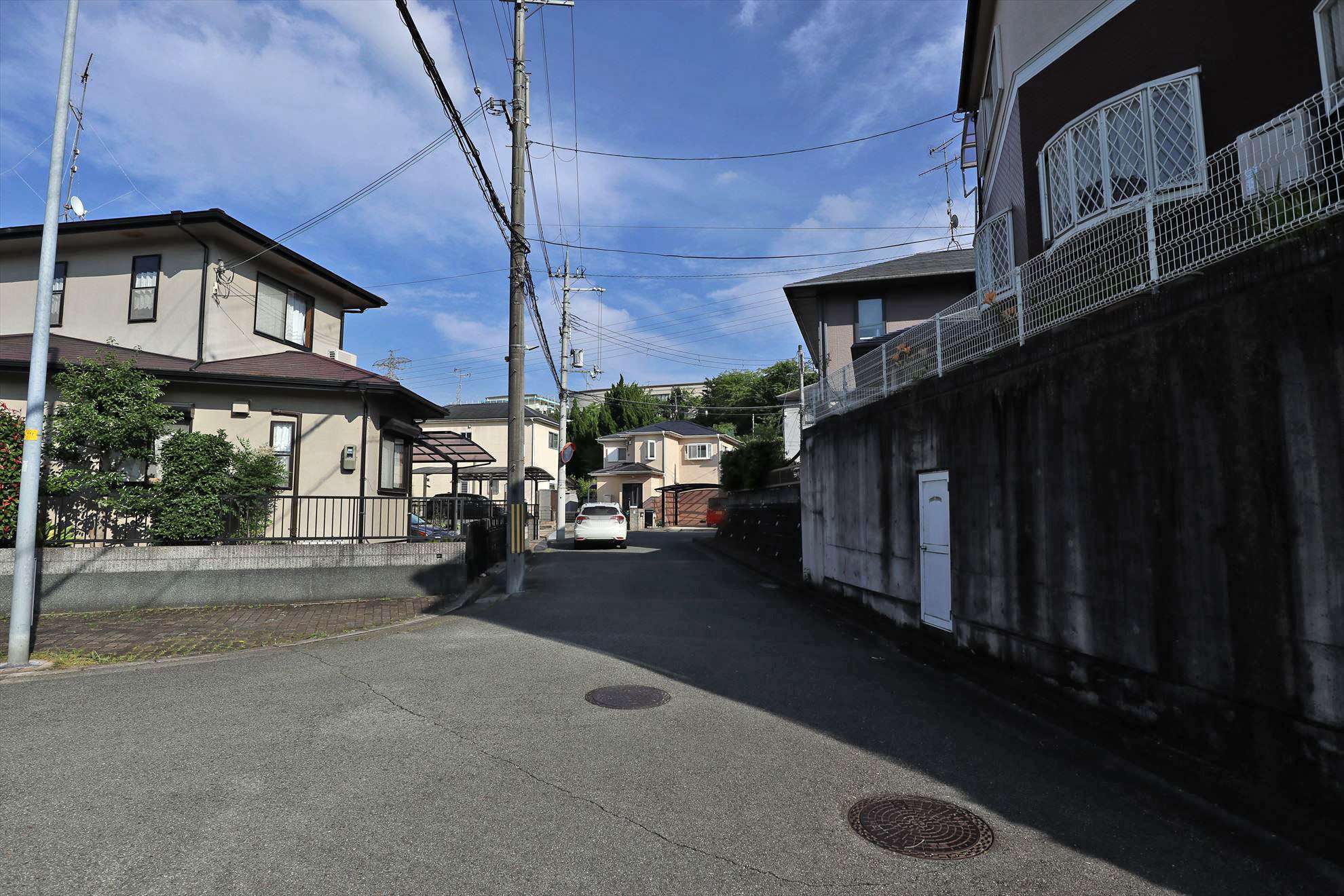 一戸建てが中心に並ぶ閑静な住宅地です。