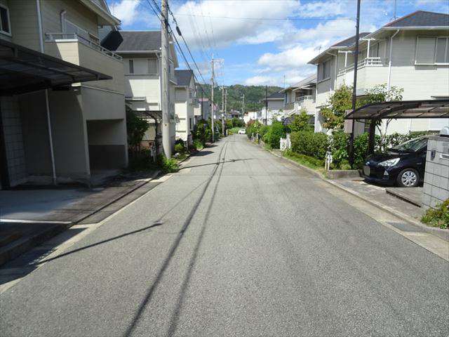 町の南部を東方向から見た景色。市内の他のニュータウンよりも街路の道幅は狭いです。
