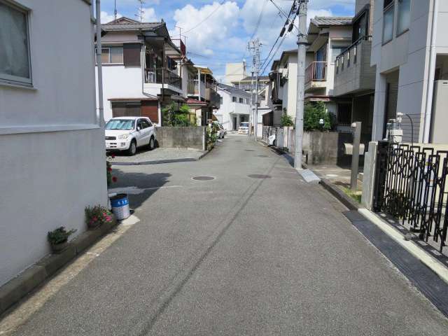 町の北西部を西方向から見た景色。一戸建てが多く並んでいます。