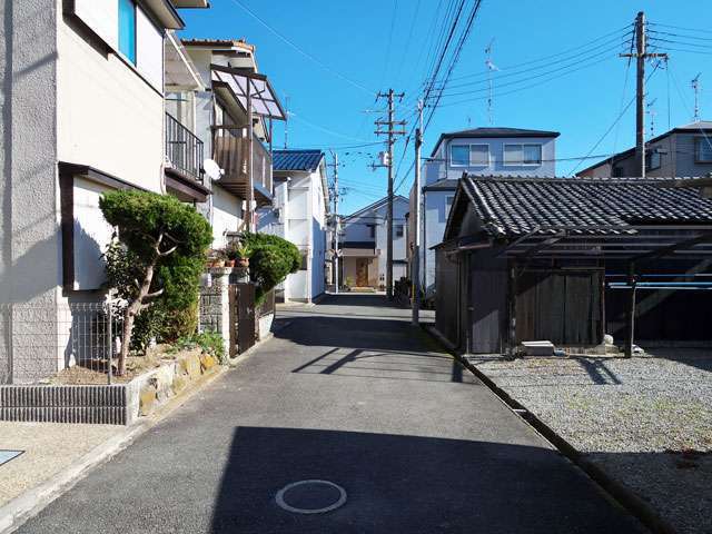 町の北西部を西方向から見た景色。道幅がやや狭い街路が多いです。