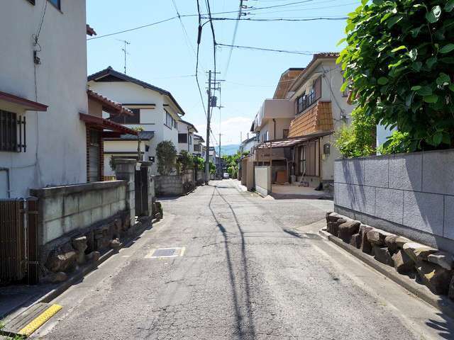 道幅が狭くやや入り組んだ街路が広がっています。