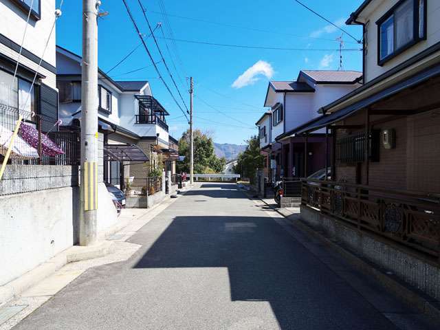 町の北部を西方向から見た景色。道幅が狭いところが多いです。