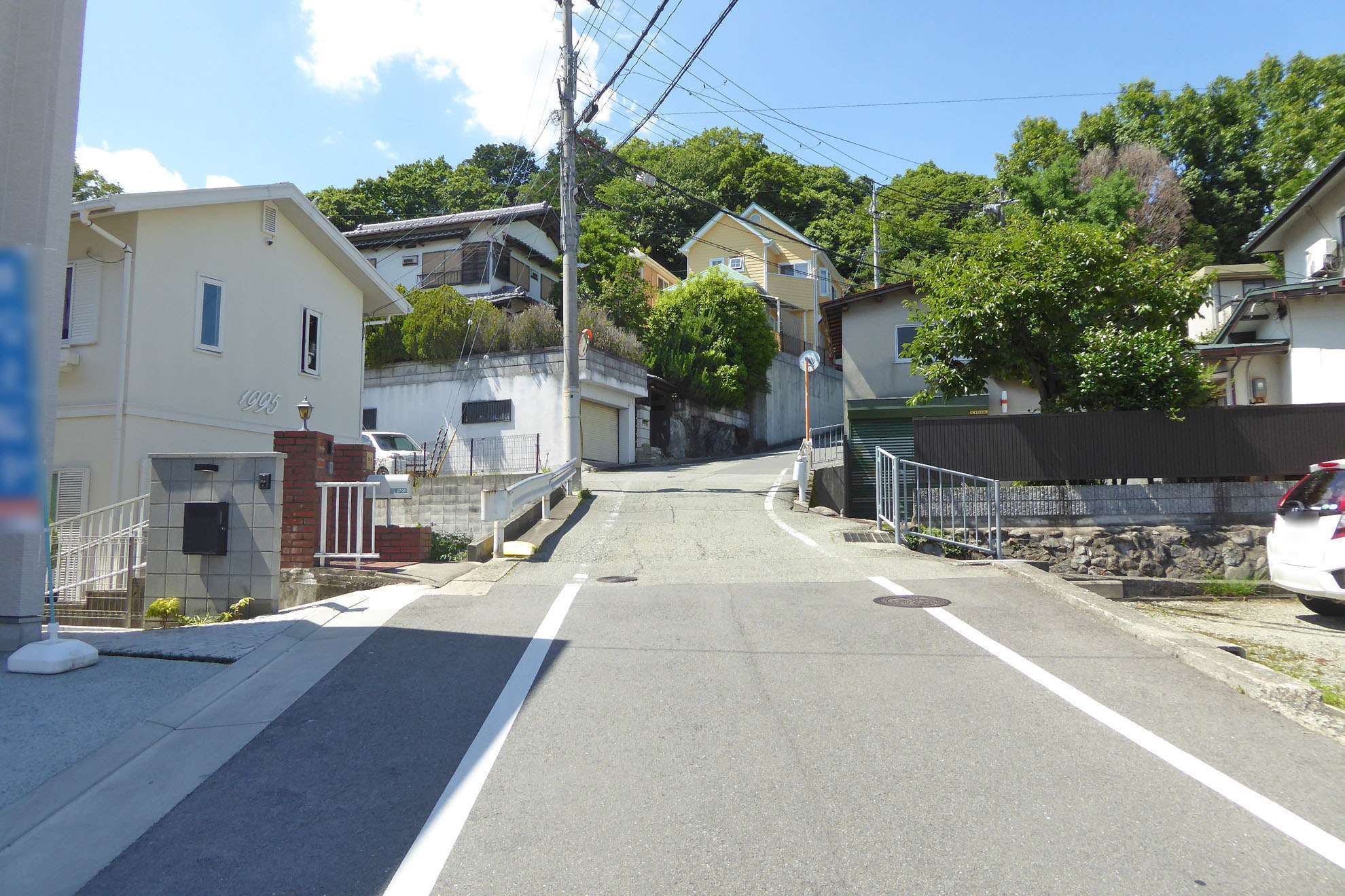 生垣のある家が多く、周囲を山に囲まれ、すぐ近くを猪名川が流れる自然を身近に感じられる住環境。