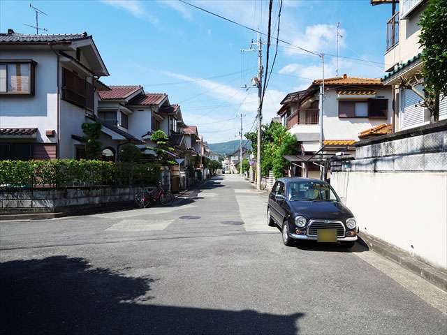 町の北東部を東方向から見た景色。道幅が広い街路沿いに一戸建てが整然と並んでいます。