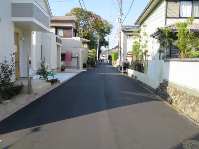 町の南西部を南方向から見た景色。道幅の狭い街路が多く、町の北部とは街並みが大きく異なります。
