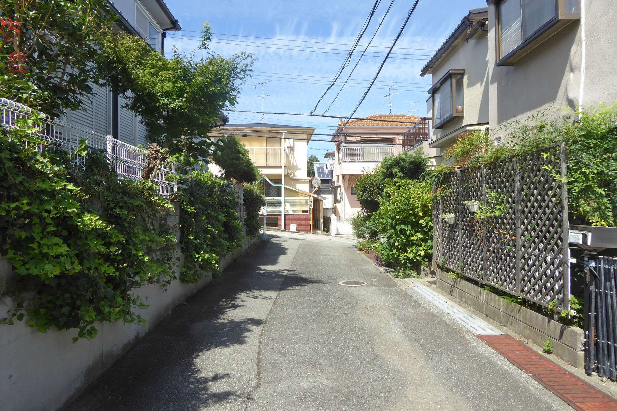 道幅が狭い街路が多いです。