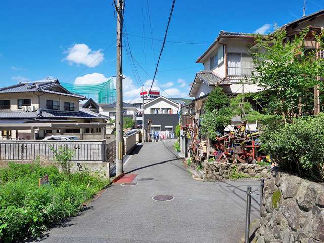 町の中央部を南西方向から見た景色。一戸建てが中心に並んでいますが、その奥には店舗があります。