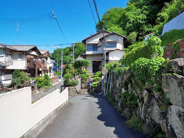 町の中央部を北西方向から見た景色。住宅地のすぐそばまで山林が広がっています。