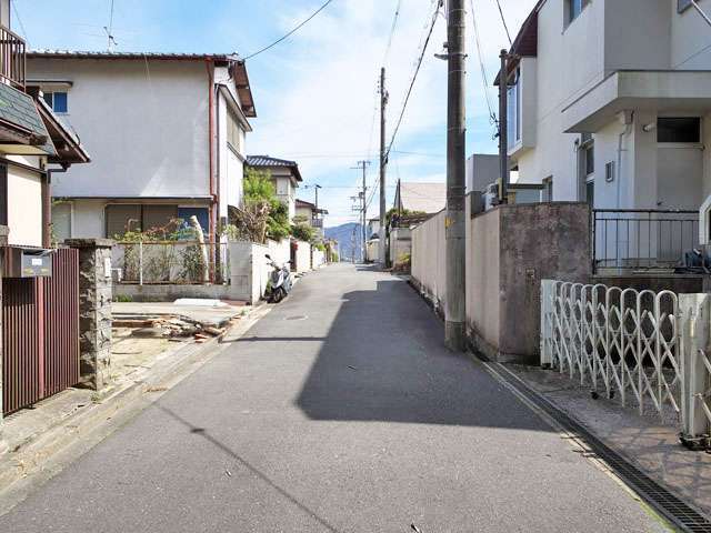 町の南部を西方向から見た景色。道幅は狭いですが、区画の整った街路が多いです。