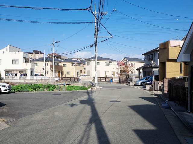 町の南西部を南方向から見た景色。住宅地の中に畑が少し残されています。
